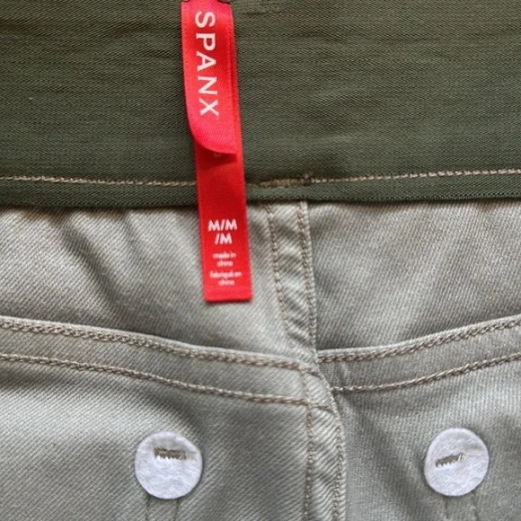 SPANX Gray Camo Twill Stretch Shorts Urban Camouflage size Medium - Picture 5 of 6